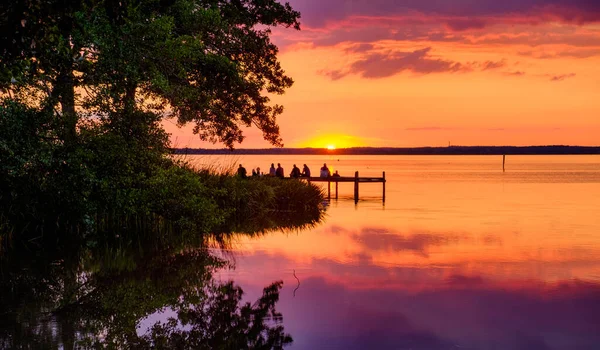 Gyönyörű romantikus naplemente egy nyugodt tó felett — Stock Fotó