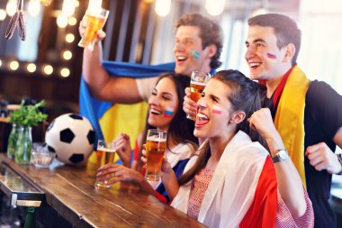 Barda futbol izlerken arkadaş grubu