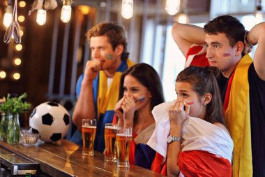 Barda futbol maçı izlerken arkadaş grubu