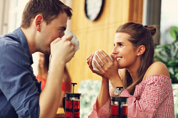 Linda pareja en una cita en el restaurante — Foto de Stock