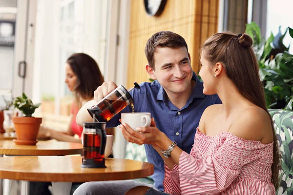 Søtt par på en date i restaurant – stockfoto