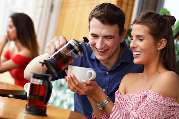 Schattig paar op een datum in restaurant — Stockfoto