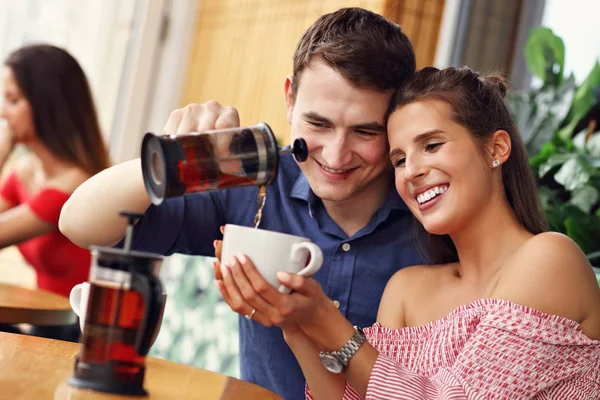 Söt par på ett datum i restaurang — Stockfoto