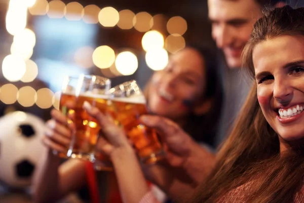 Groep vrienden kijken naar voetbal in pub — Stockfoto