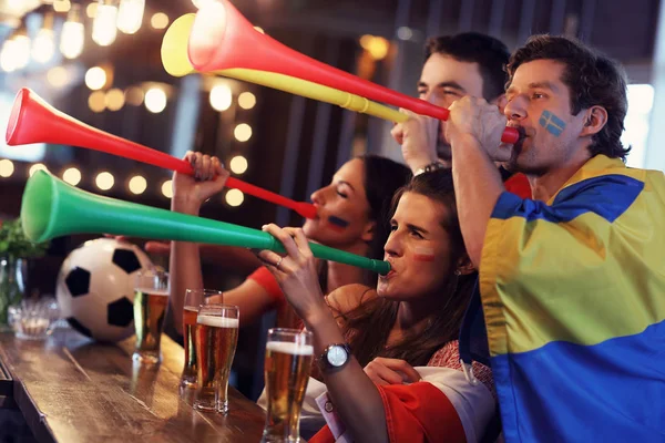 Grupo de amigos viendo fútbol en el pub —  Fotos de Stock