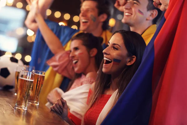 Grupo de amigos assistindo futebol no pub — Fotografia de Stock