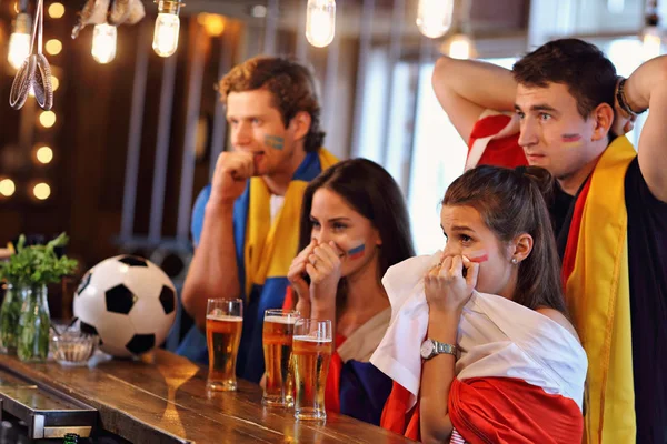 一群朋友在酒吧看足球比赛 — 图库照片