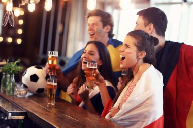Barda futbol maçı izlerken arkadaş grubu