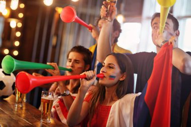 Barda futbol izlerken arkadaş grubu