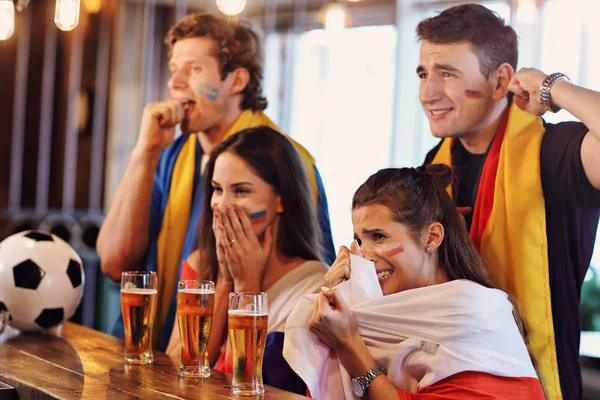 Gruppe von Freunden schaut Fußball in der Kneipe — Stockfoto