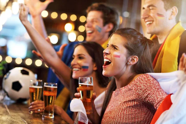 Grupo de amigos viendo fútbol en el pub —  Fotos de Stock