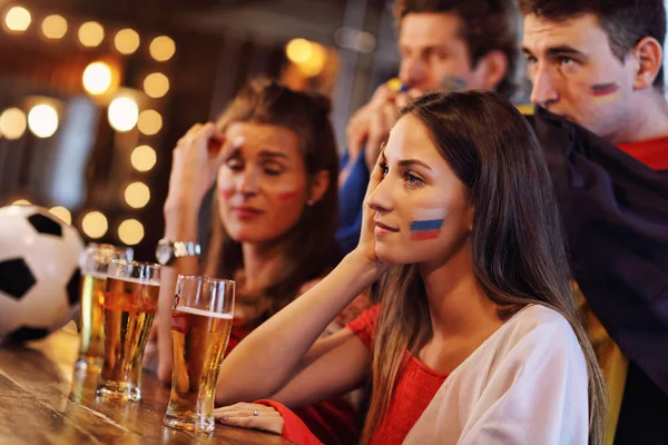 一群朋友在酒吧里看足球 — 图库照片