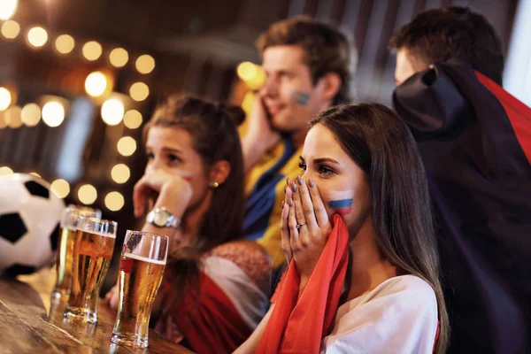 Grupo de amigos viendo fútbol en el pub —  Fotos de Stock