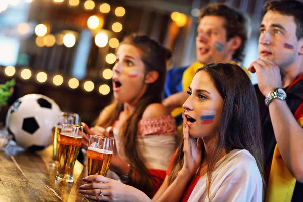 Grupo de amigos viendo fútbol en el pub —  Fotos de Stock