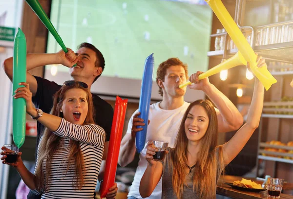 Grupo de amigos viendo fútbol en el pub — Foto de Stock