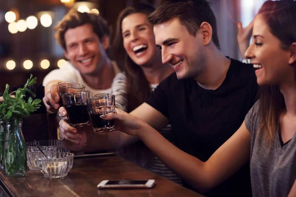 Groep vrienden kijken naar voetbal in pub — Stockfoto