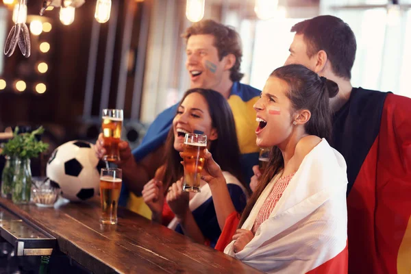 Grupo Amigos Viendo Partido Fútbol Pub —  Fotos de Stock