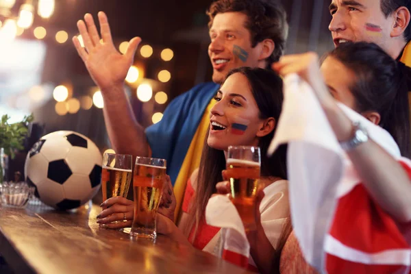 一群朋友在酒吧里看足球 — 图库照片