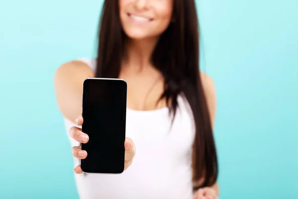 Foto Van Vrouw Met Behulp Van Smartphone Tegen Blauwe Achtergrond — Stockfoto