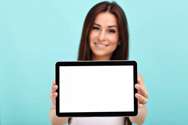 Nő segítségével a tablet, szemben a kék háttér — Stock Fotó