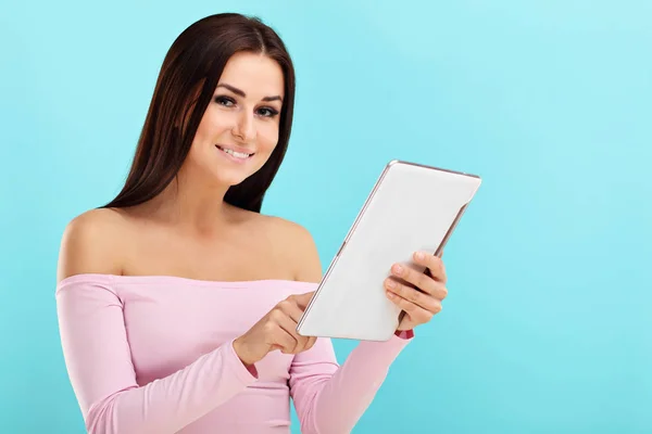 Imagen Mujer Usando Tableta Sobre Fondo Azul — Foto de Stock