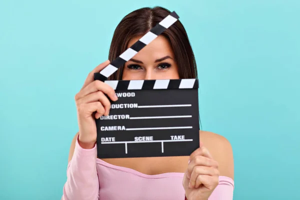 Vrouw tegen blauwe muur achtergrond — Stockfoto