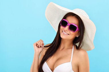Mavi arka planı poz bikini seksi kadın