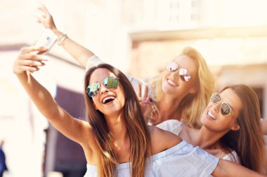 Mutlu kız arkadaşlar yaz aylarında şehirde takılmak