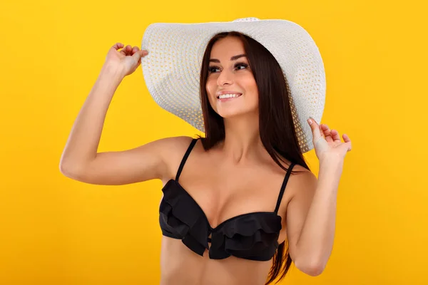 Mujer sexy en bikini posando sobre fondo amarillo —  Fotos de Stock