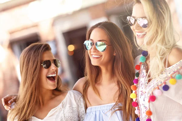 Happy girl friends saindo na cidade no verão — Fotografia de Stock