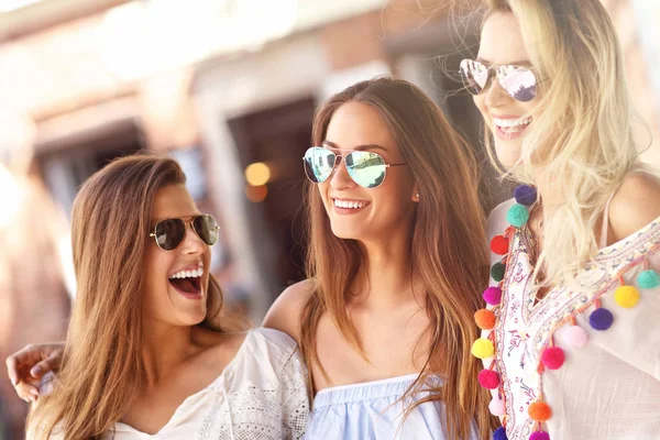 Gelukkig vriendinnen opknoping in de stad in de zomer — Stockfoto