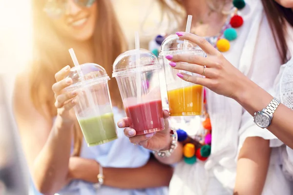 Felice ragazza amici appendere fuori in città in estate — Foto Stock