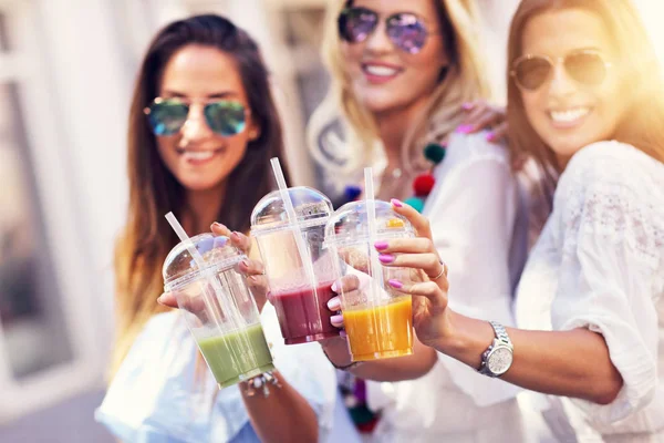 Glad tjej vänner umgås i staden på sommaren — Stockfoto