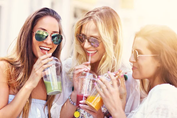 Mutlu kız arkadaşlar yaz aylarında şehirde takılmak