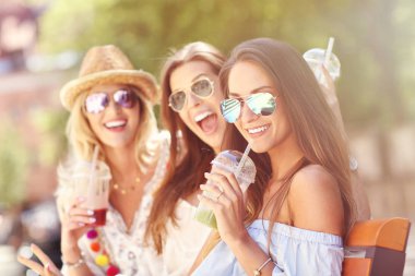 Mutlu kız arkadaşlar yaz aylarında şehirde takılmak