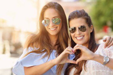 Mutlu kız arkadaşlar yaz aylarında şehirde takılmak