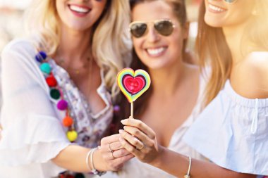 Mutlu kız arkadaşlar yaz aylarında şehirde takılmak