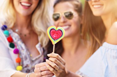 Mutlu kız arkadaşlar yaz aylarında şehirde takılmak