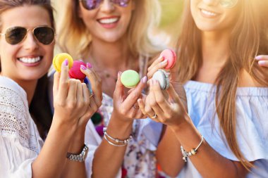 Mutlu kız arkadaşlar yaz aylarında şehirde takılmak