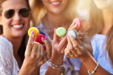 Mutlu kız arkadaşlar yaz aylarında şehirde takılmak