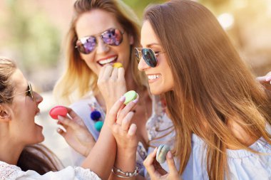 Mutlu kız arkadaşlar yaz aylarında şehirde takılmak