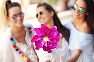 Mutlu kız arkadaşlar yaz aylarında şehirde takılmak