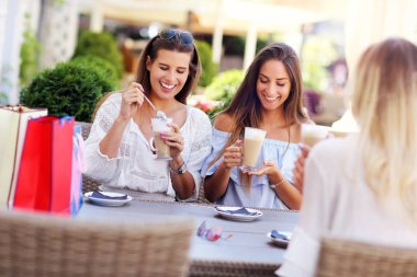 Mutlu kız arkadaşlar Cafe yaz saati sırasında