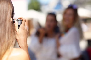 Mutlu kız arkadaşlar yaz aylarında şehirde takılmak