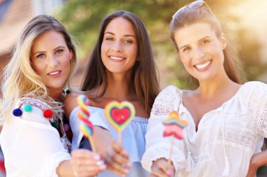 Mutlu kız arkadaşlar yaz aylarında şehirde takılmak