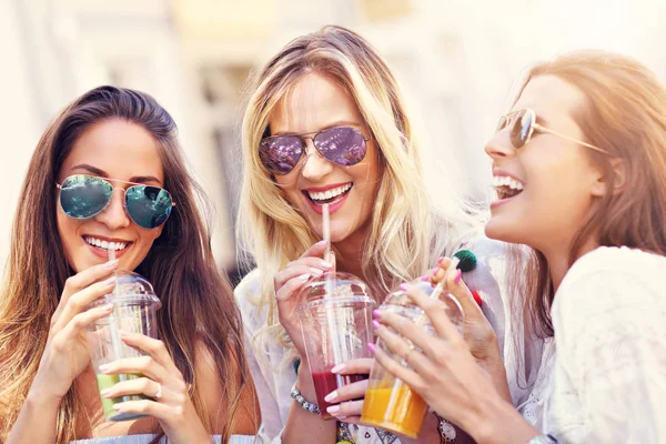 Mutlu kız arkadaşlar yaz aylarında şehirde takılmak