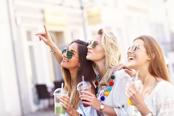 Happy girl friends hanging out in the city in summer — Stock Photo, Image