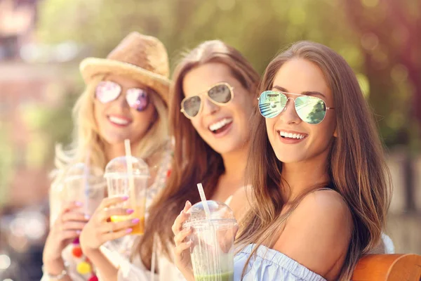 Gelukkig vriendinnen opknoping in de stad in de zomer — Stockfoto