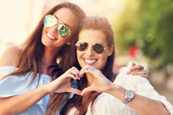 Happy girl friends hanging out in the city in summer — Stock Photo, Image
