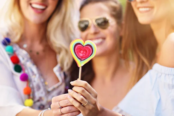 Felices amigas pasando el rato en la ciudad en verano — Foto de Stock